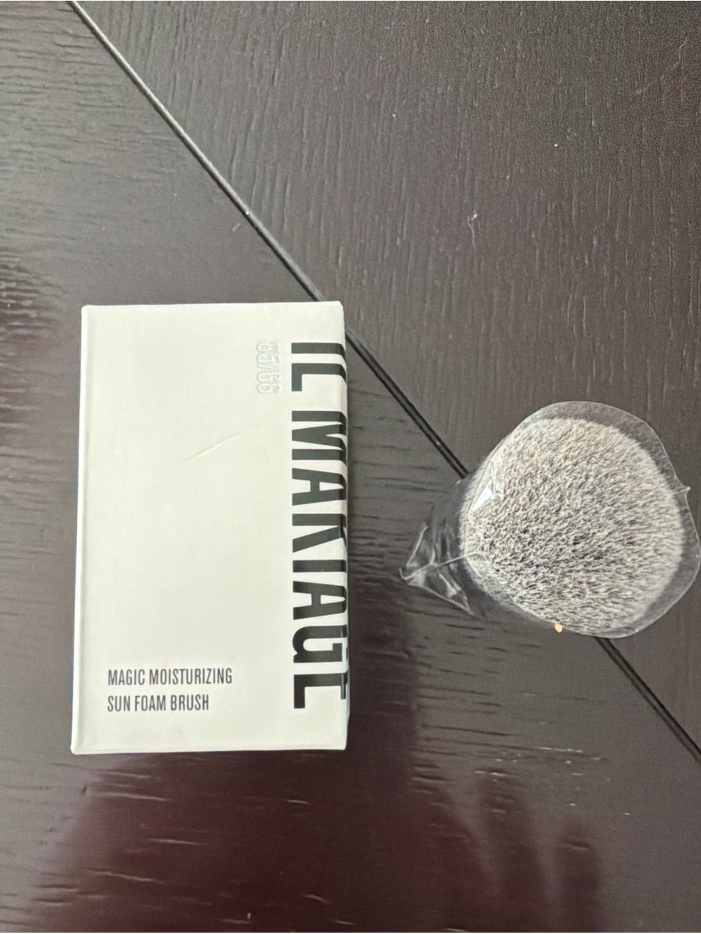IL MAKIAGE Foam Makeup Brush - White and Gray